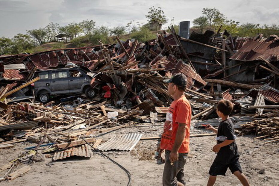 Imagens mostram caos e destruição provocados por sismo na Indonésia