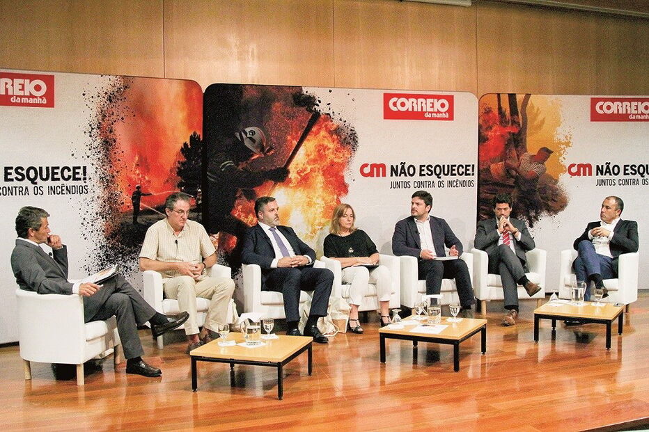 Debate sobre incêndios em Faro reuniu o autarca de Monchique, representantes da região de turismo e académicos 