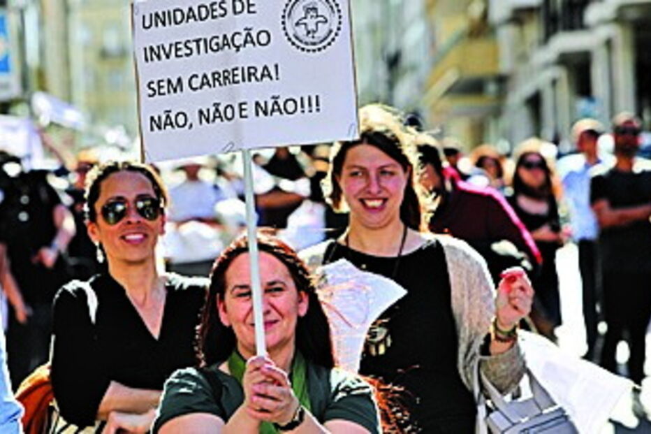 Professores continuam em greve