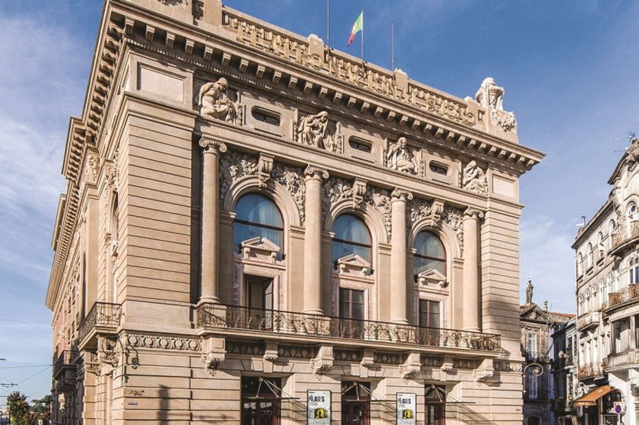 Fachada do Teatro Nacional São João, no Porto