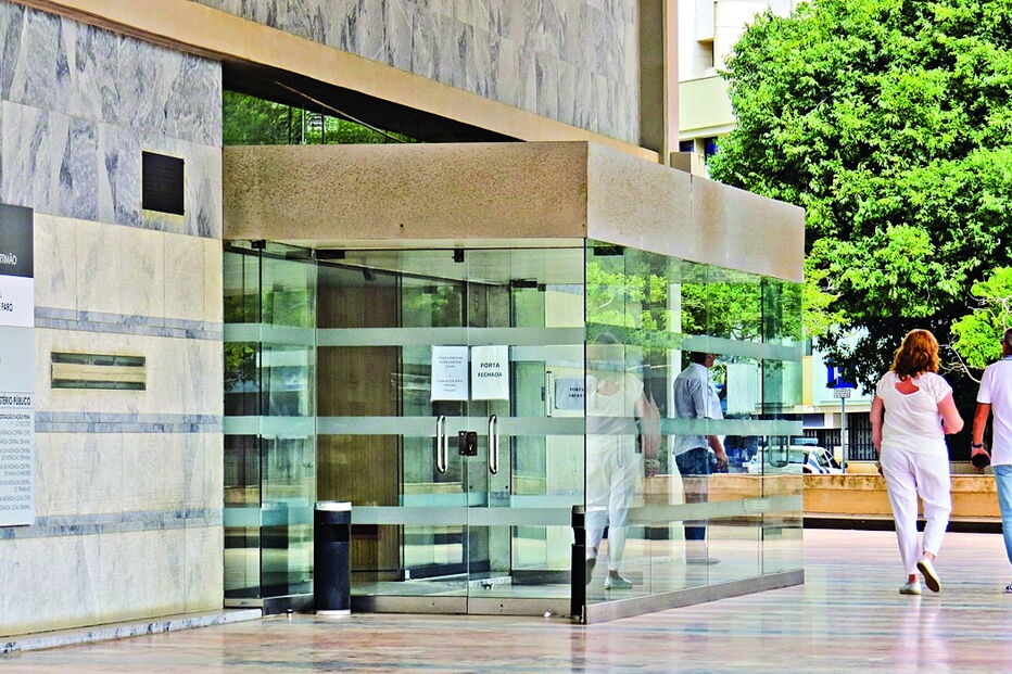 Tribunal de Portimão começou ontem a julgar o médico e a farmacêutica, acusados de burla e falsificação de documentos