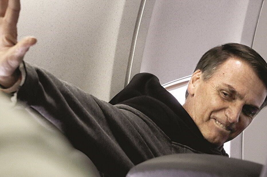 O candidato de extrema-direita Jair Bolsonaro esteve internado desde um ataque com faca, a 6 de setembro, e teve alta hospitalar no sábado
