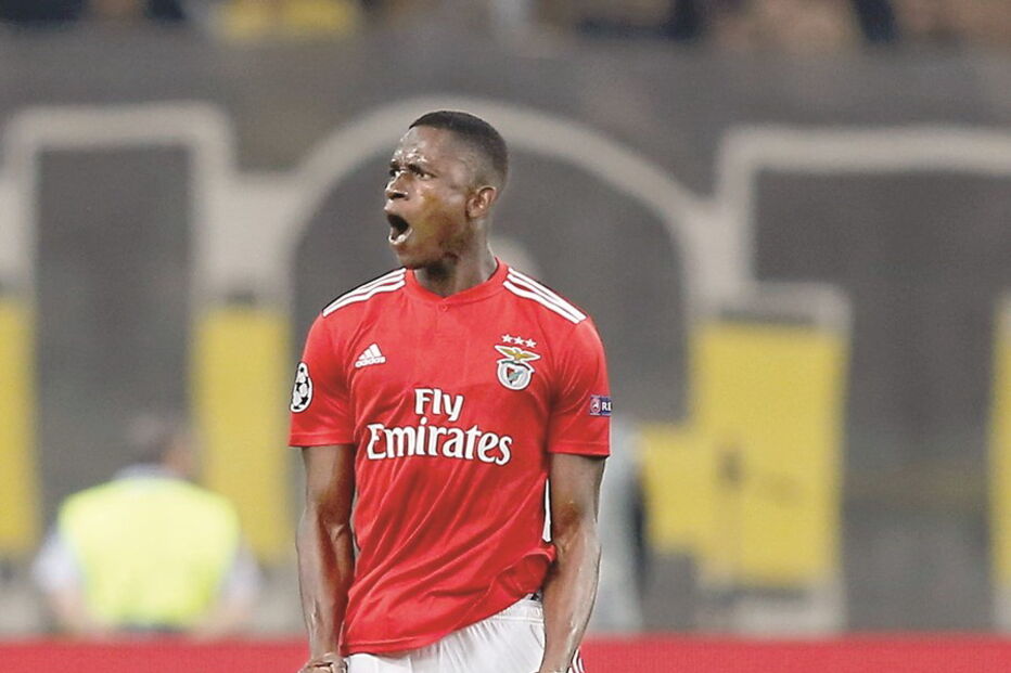 Alfa Semedo festeja após ter desferido o remate que valeu o terceiro golo ao Benfica no jogo