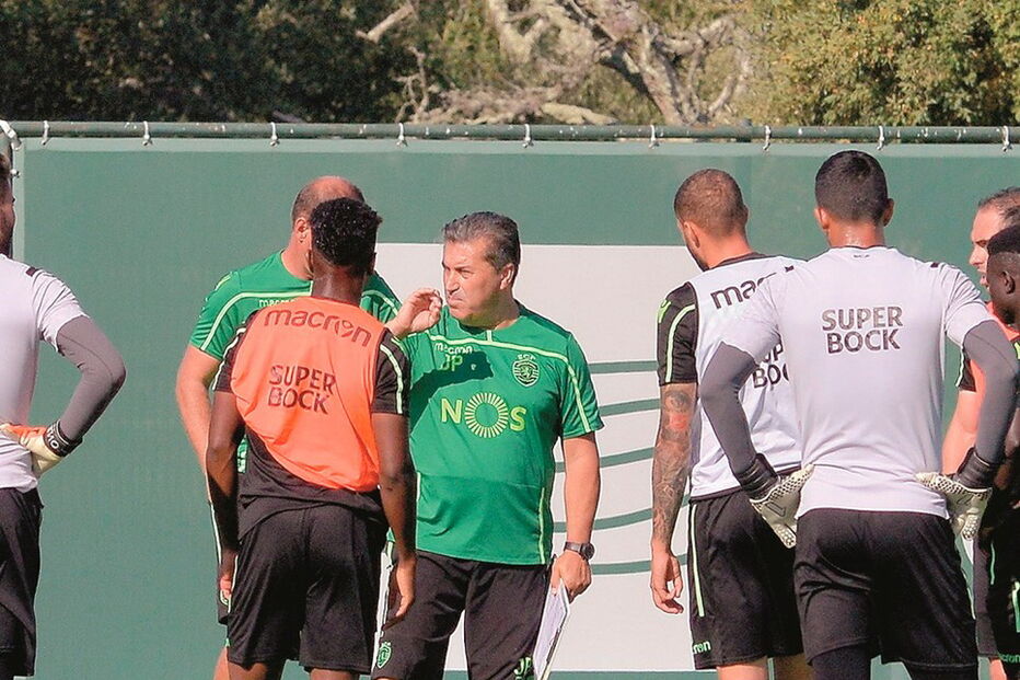 José Peseiro orienta um treino no Estádio José Alvalade. Só depois a equipa segue viagem para Poltava