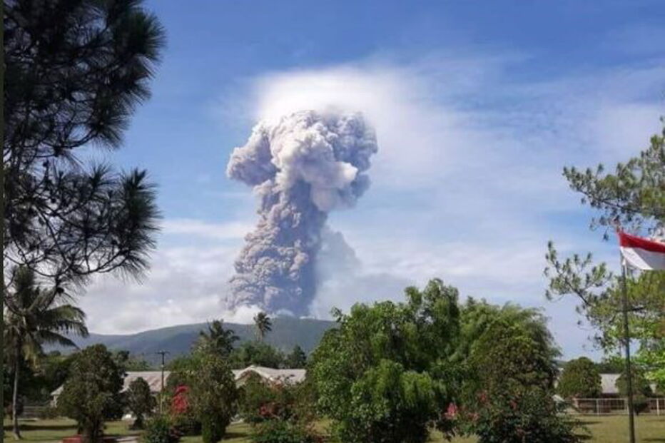 Vulcãpo Monte Soputan entra em erupção na Indonésia