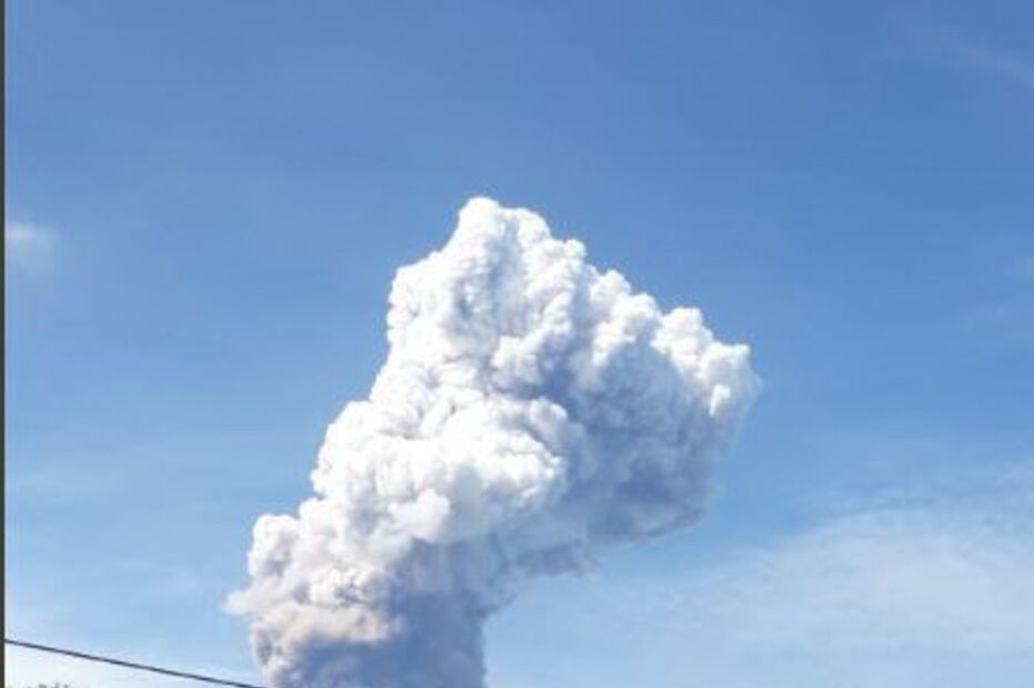 Vulcãpo Monte Soputan entra em erupção na Indonésia