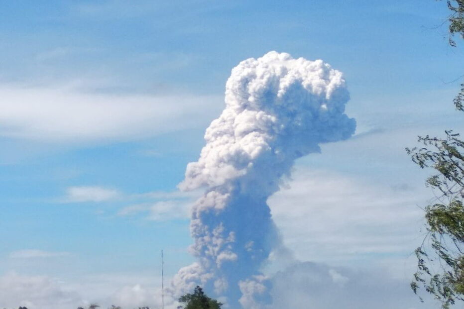 Vulcãpo Monte Soputan entra em erupção na Indonésia
