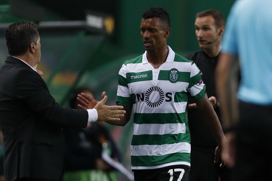 Nani cumprimenta Peseiro no jogo Sporting - Qarabag da Liga Europa
