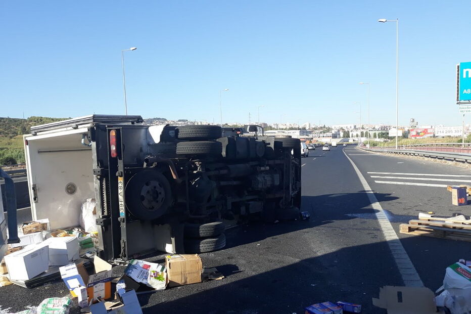 Veículo capota no IC17 e condiciona trânsito junto a centro comercial