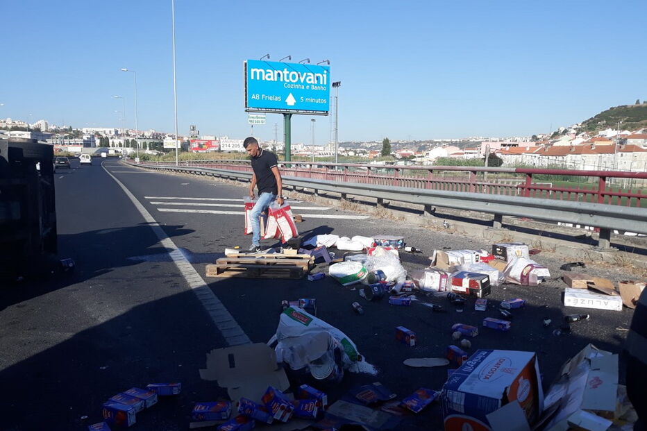 Veículo capota no IC17 e condiciona trânsito junto a centro comercial