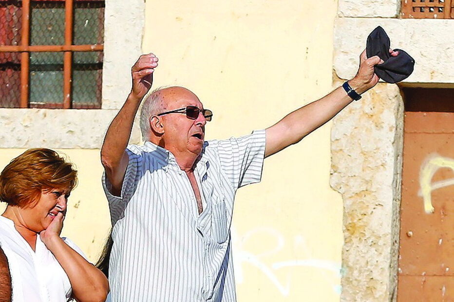 Pai de Rosa esteve várias horas no tribunal para poder ver a filha. Gritou que acreditava na sua inocência e que estaria sempre ao seu lado durante a investigação da PJ