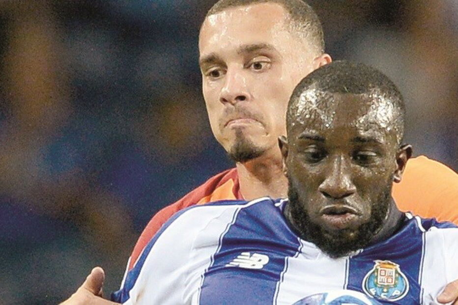 Maicon (Galatasaray) regressou ao Dragão e neste lance tenta desarmar o avançado portista Marega