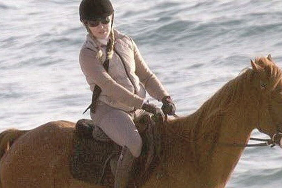 Cantora leiloou um passeio a cavalo na Comporta, na sua companhia, numa gala solidária no Mónaco  