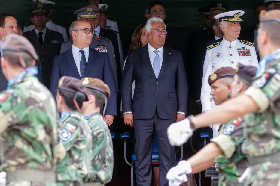 Ministro da Defesa Azeredo Lopes com o PM, António Costa, assistem a desfile militar