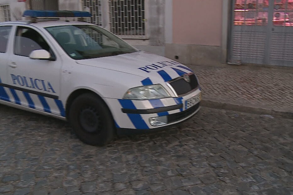 Jovem de 20 anos esfaqueado em Cascais. Atacante está em fuga