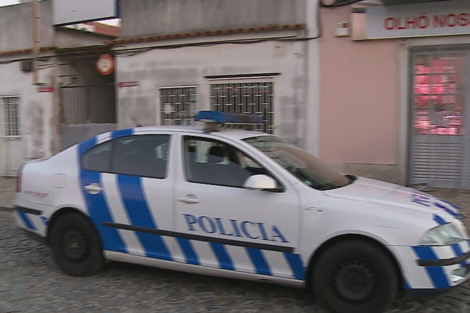 Jovem de 20 anos esfaqueado em Cascais. Atacante está em fuga