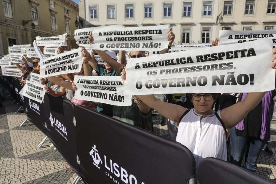 Professores concentrados na Praça do Município exigem que 