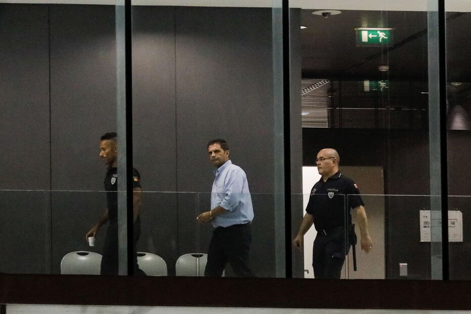 Major Vasco Brazão a ser levado para interrogatório no Campus de Justiça de Lisboa