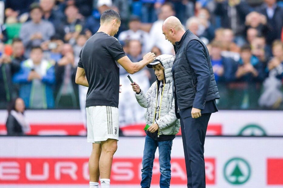 Ronaldo abraça criança adepta da Udinese