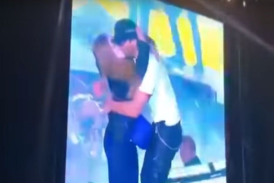 Enrique Iglesias beija fã em concerto na Ucrânia