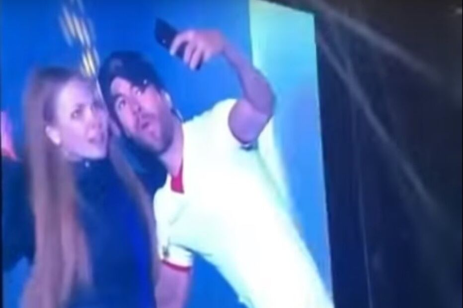 Enrique Iglesias beija fã em concerto na Ucrânia