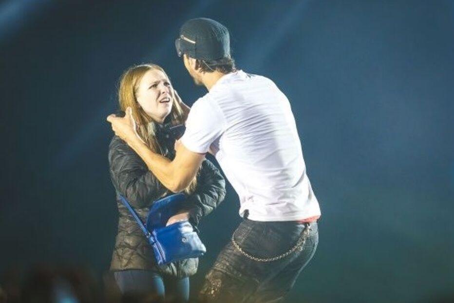 Enrique Iglesias beija fã em concerto na Ucrânia	