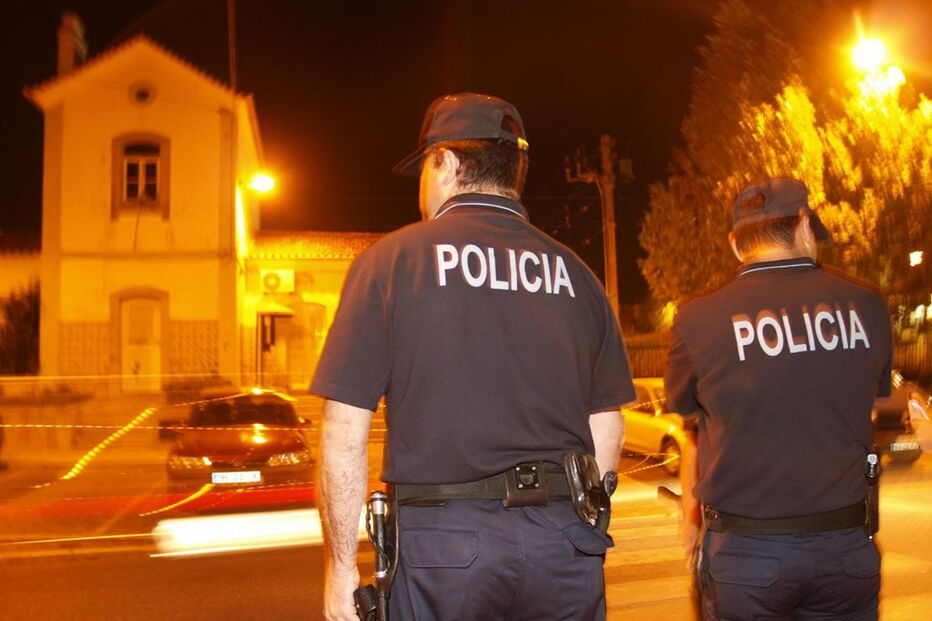 Polícias em ação de patrulha