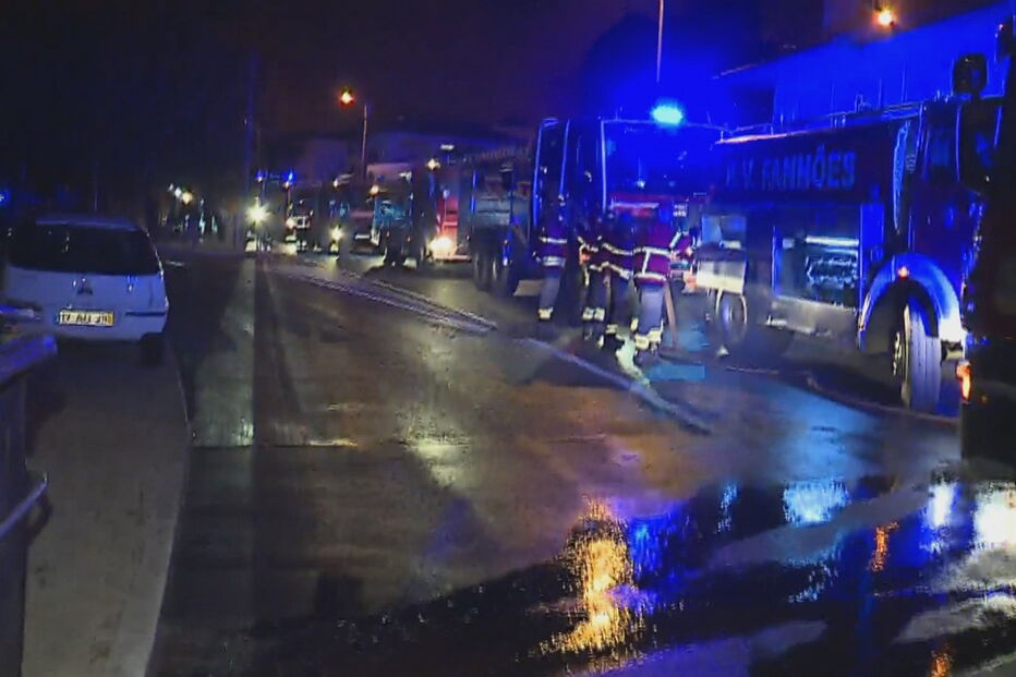 Bombeiros tentam conter fogo na Malveira da Serra