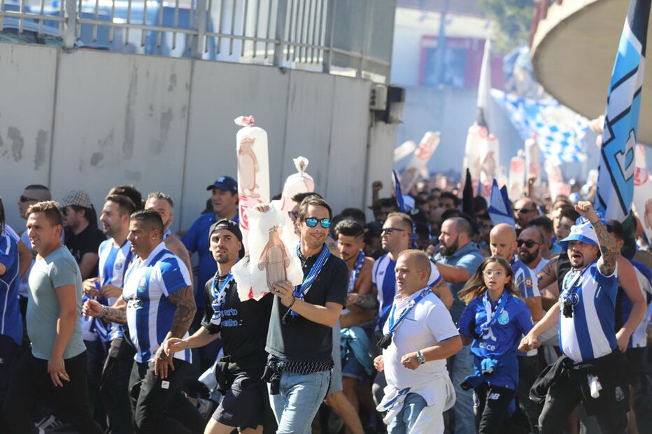 Claque do FC Porto chega ao Estádio da Luz