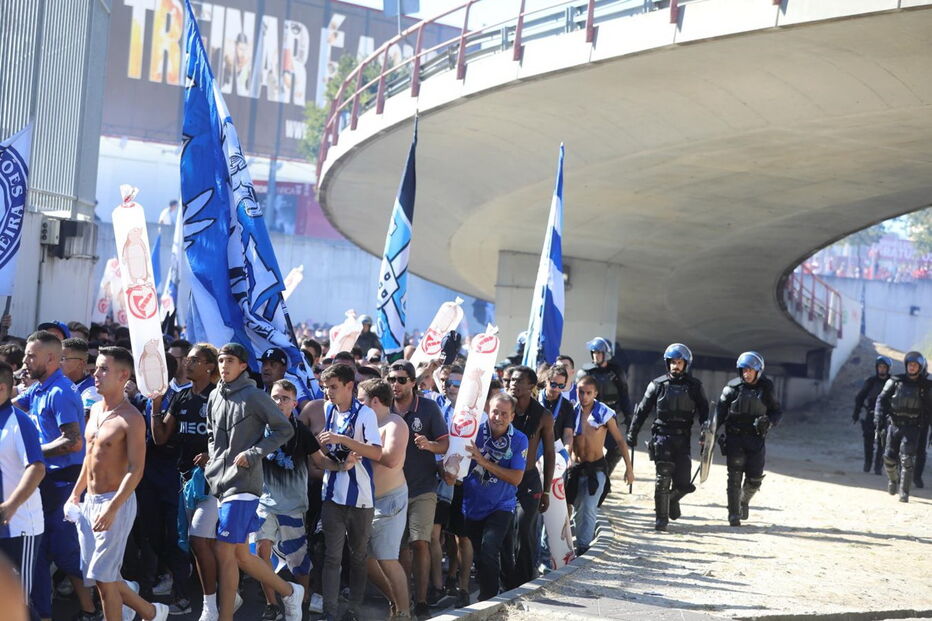 Claque do FC Porto chega ao Estádio da Luz