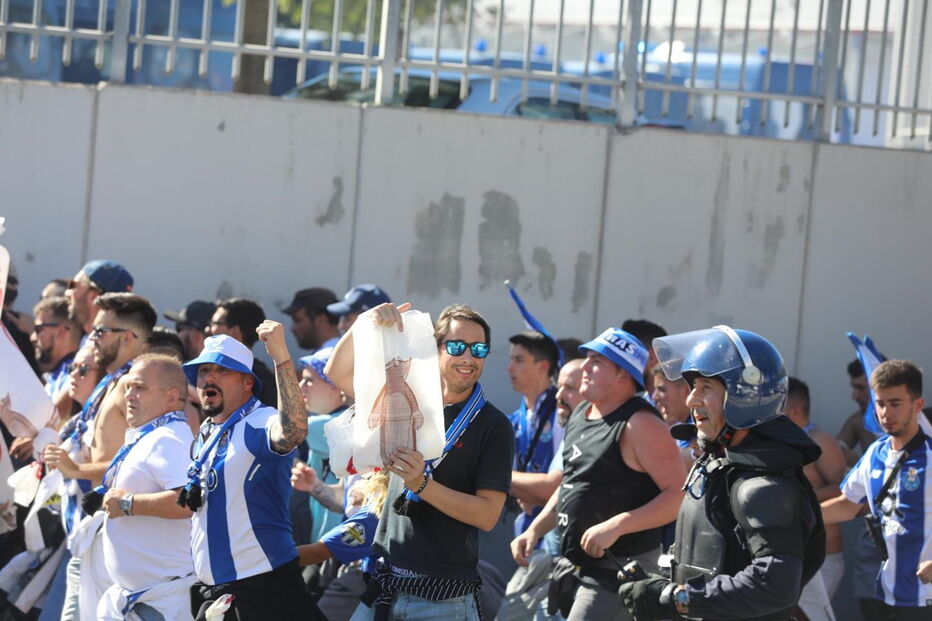 Claque do FC Porto chega ao Estádio da Luz