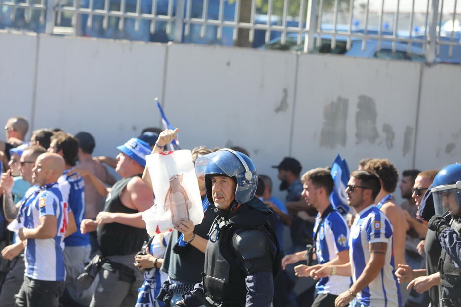 Claque do FC Porto chega ao Estádio da Luz