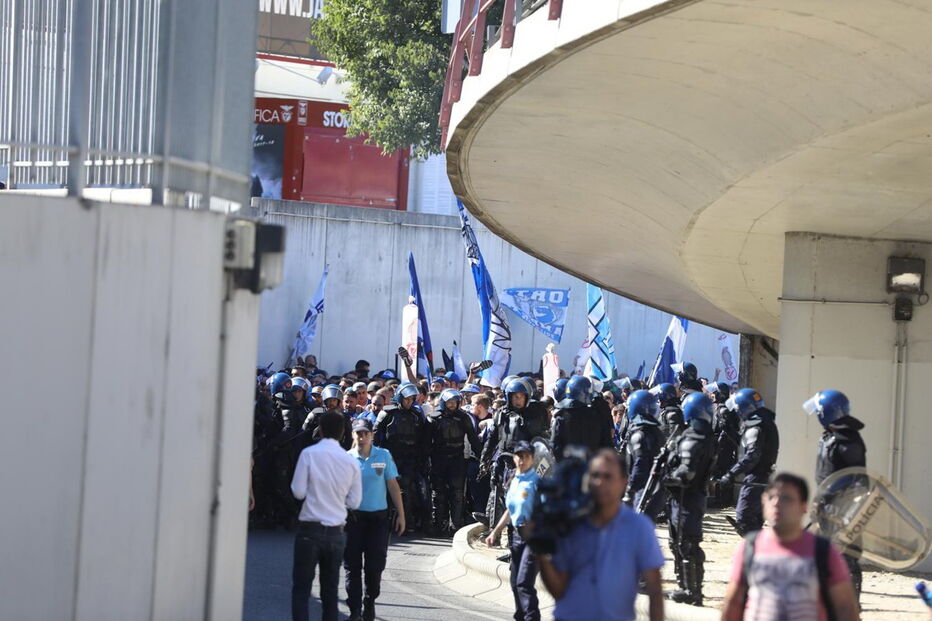 Claque do FC Porto chega ao Estádio da Luz para o clássico