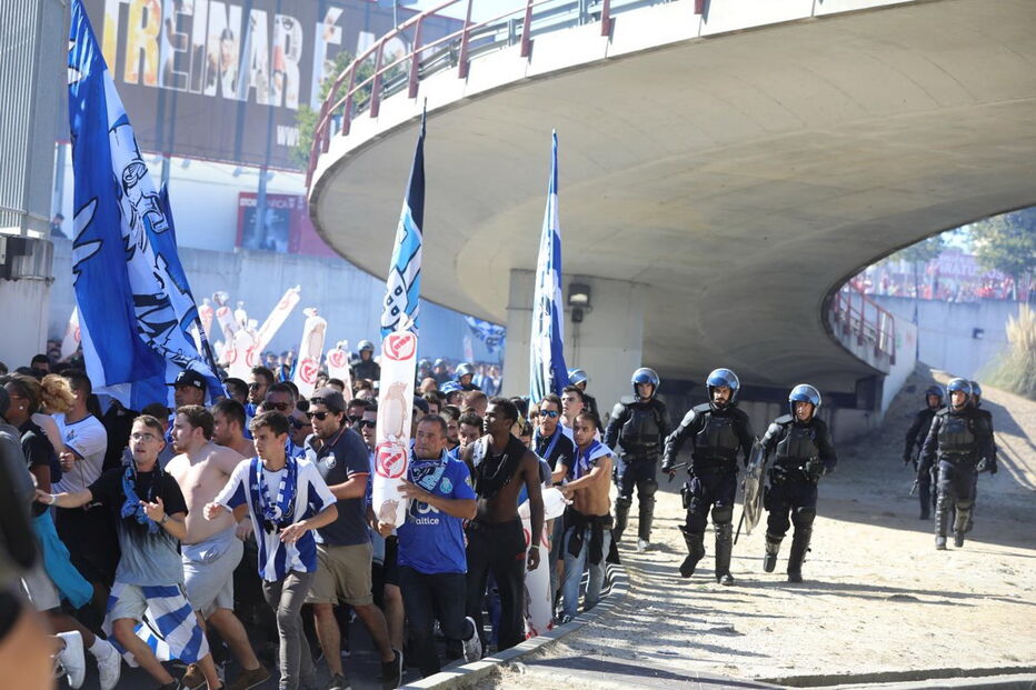 Claque do FC Porto chega ao Estádio da Luz para o clássico