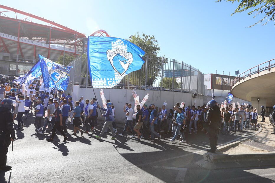 Claque do FC Porto chega ao Estádio da Luz para o clássico