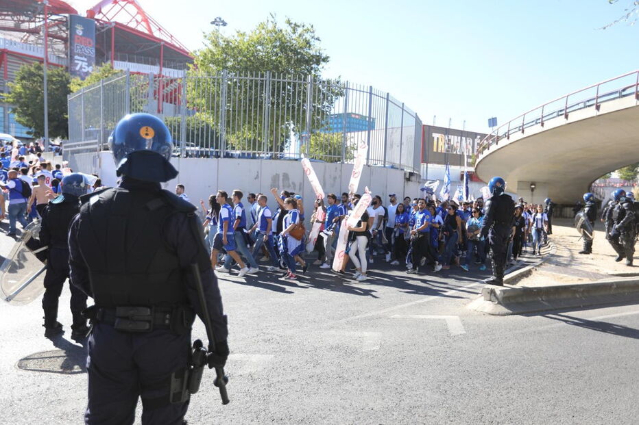 Claque do FC Porto chega ao Estádio da Luz para o clássico