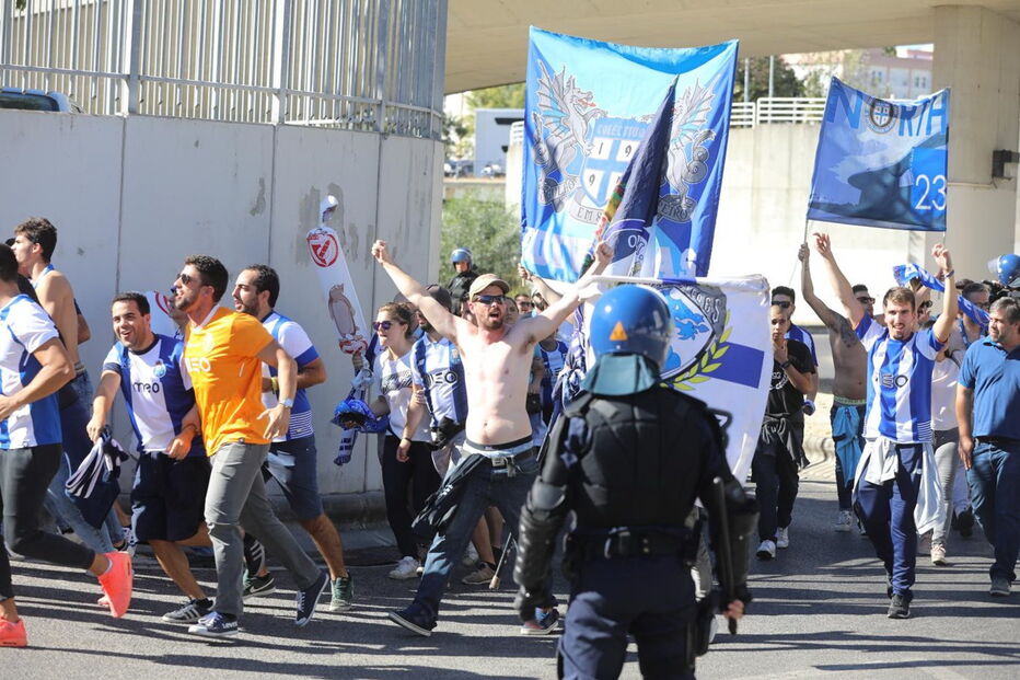 Claque do FC Porto chega ao Estádio da Luz para o clássico