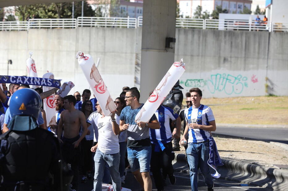 Claque do FC Porto chega ao Estádio da Luz para o clássico