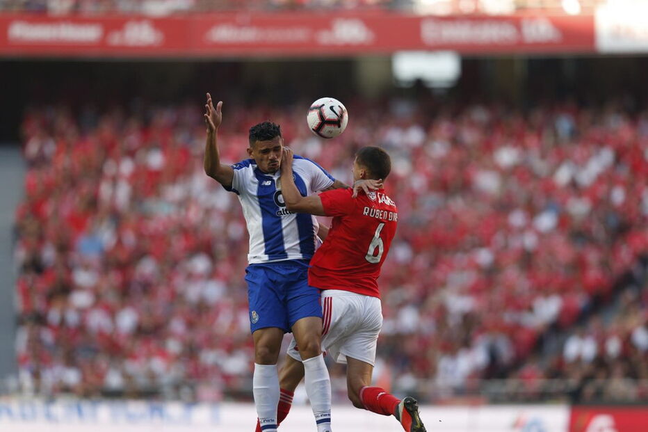 Soares e Rúben Dias disputam a bola no Benfica - FC Porto
