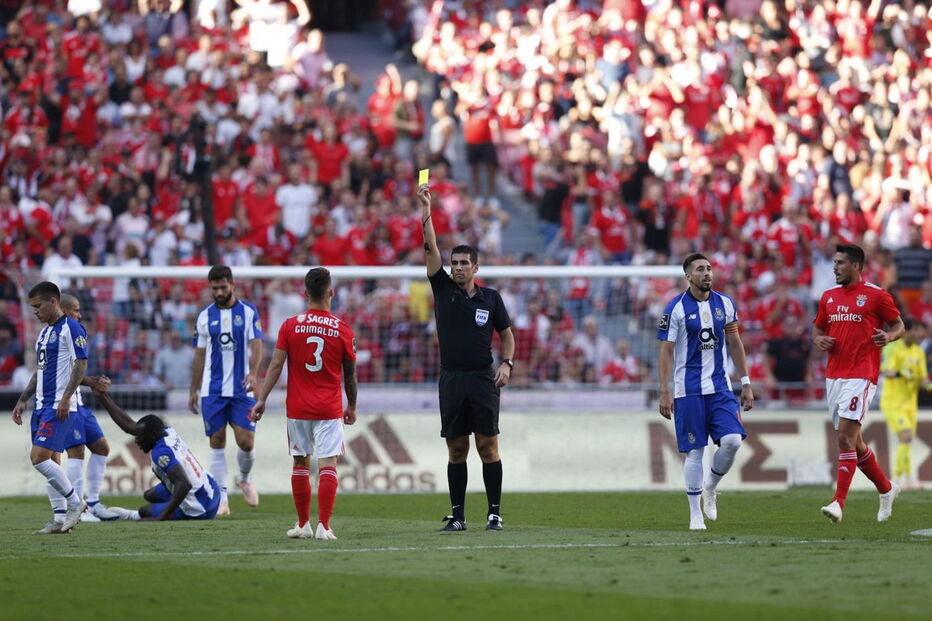 Grimaldo vê cartão amarelo no Benfica - FC Porto
