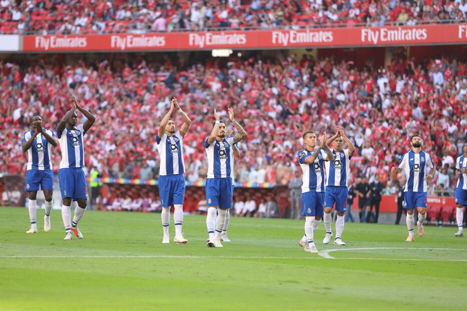 Jogadores do FC Porto saúdam adeptos antes do início do jogo com o Benfica