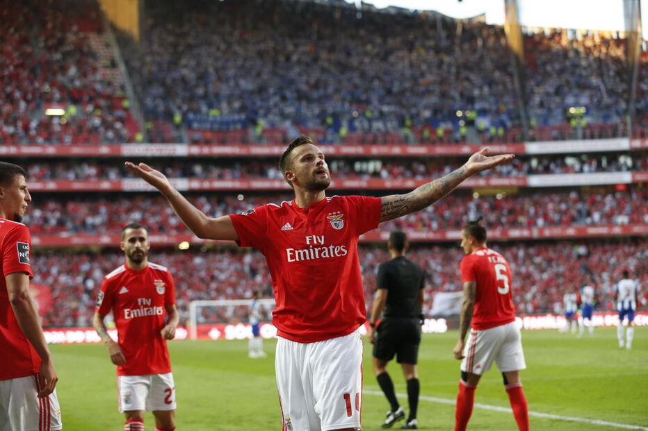 Seferovic celebra golo marcado ao FC Porto