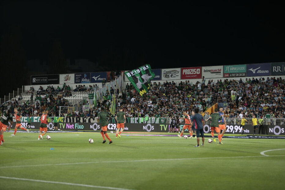 Equipas no aquecimento antes da partida