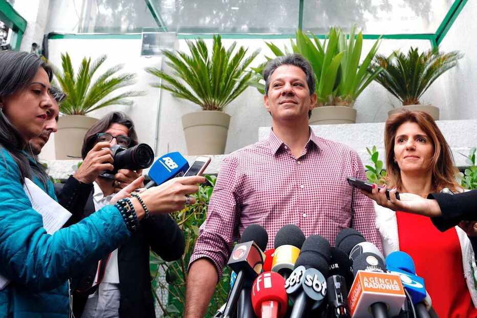 Fernando Haddad a votar nas eleições presidenciais do Brasil