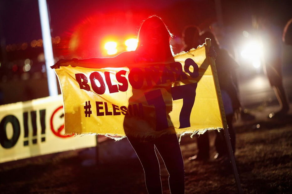 Apoiantes de Bolsonaro celebram vitória na primeira volta das presidenciais	