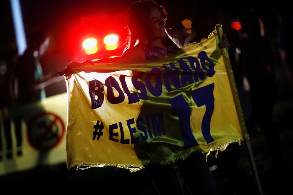 Apoiantes de Bolsonaro celebram vitória na primeira volta das presidenciais	