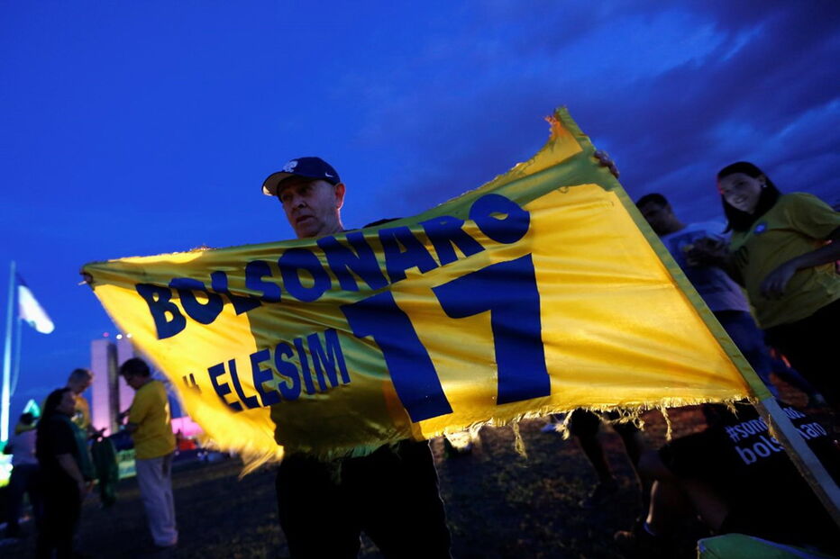 Apoiantes de Bolsonaro celebram vitória na primeira volta das presidenciais	