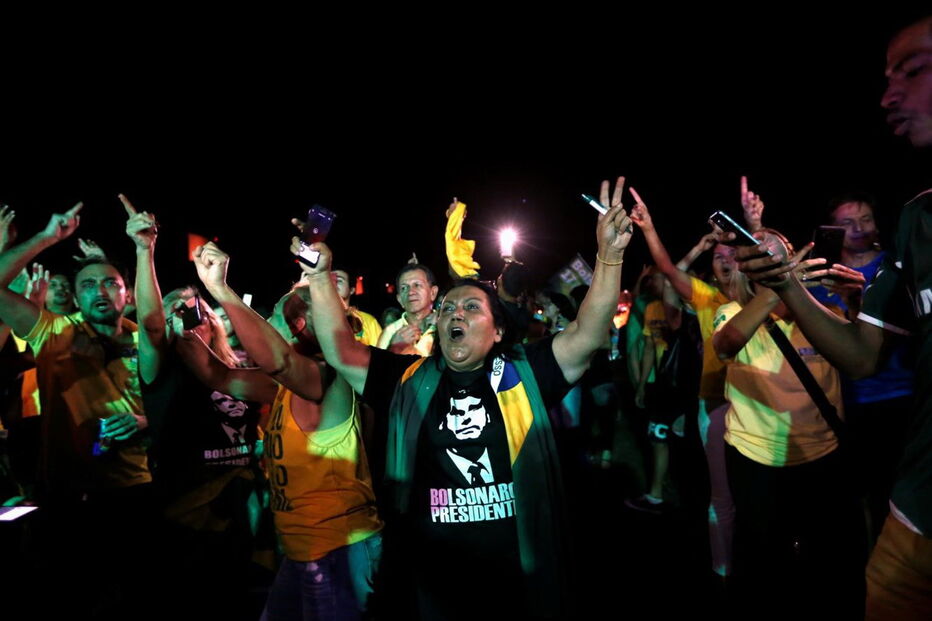 Apoiantes de Bolsonaro celebram vitória na primeira volta das presidenciais	