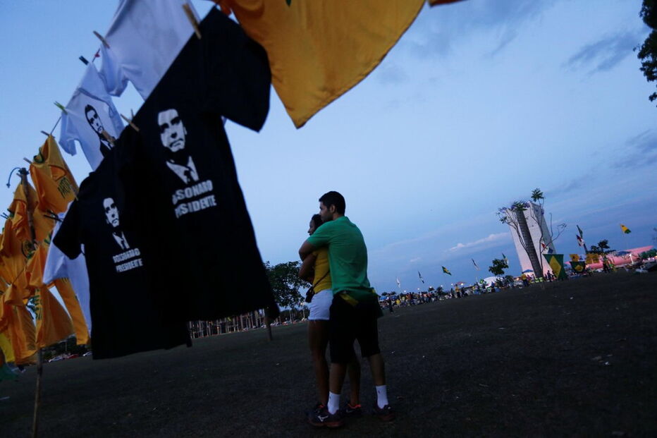 Apoiantes de Bolsonaro celebram vitória na primeira volta das presidenciais	