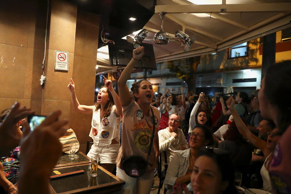 Apoiantes de Bolsonaro celebram vitória na primeira volta das presidenciais	